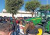Caro vita, gli allevatori scendono in piazza a Casal di Principe. Studenti al loro fianco Protesta a Casal di Principe per gli allevatori