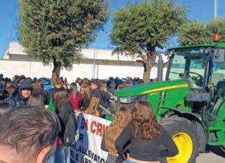 Caro vita, gli allevatori scendono in piazza a Casal di Principe. Studenti al loro fianco Protesta a Casal di Principe per gli allevatori