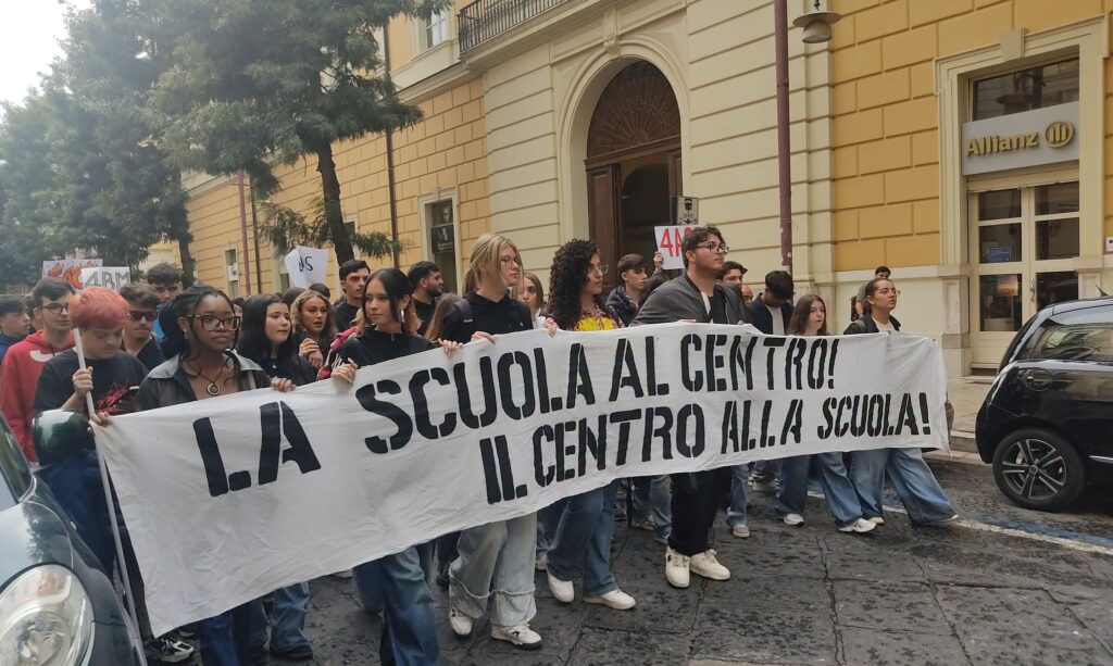 Studenti in corteo per salvare il Mattei: “No all’abbattimento del plesso in via