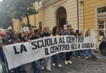 Studenti in corteo per salvare il Mattei: “No all’abbattimento del plesso in via Settembrini e allo smembramento delle sedi” Protesta per il Mattei a Caserta
