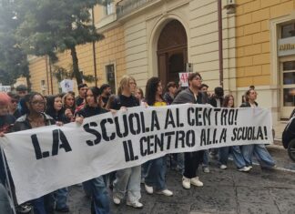 Studenti in corteo per salvare il Mattei: “No all’abbattimento del plesso in via Settembrini e allo smembramento delle sedi” Protesta per il Mattei a Caserta