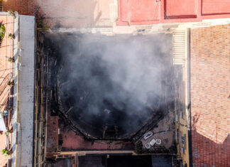 Teatro Sannazaro, il cratere è ancora lì. A 8 mesi dal rogo è tutto fermo Veduta aerea della cupola del Teatro storico Sannazaro devastato da un incendio a Napoli, Italia - 17 febbraio 2026 - Cronaca - (foto di Alessandro Garofalo/LaPresse) Aerial view of the dome of the historic Sannazaro Theater devastated by a fire in Naples, Italy - February 17, 2026 - News - (photo by Alessandro Garofalo/LaPresse)