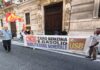 Caro benzina, l’USB scarica letame davanti al portone di Cassa Depositi e Prestiti USB, protesta davanti alla sede di Cassa Deposito e Prestiti: letame davanti al portone di ingresso.
