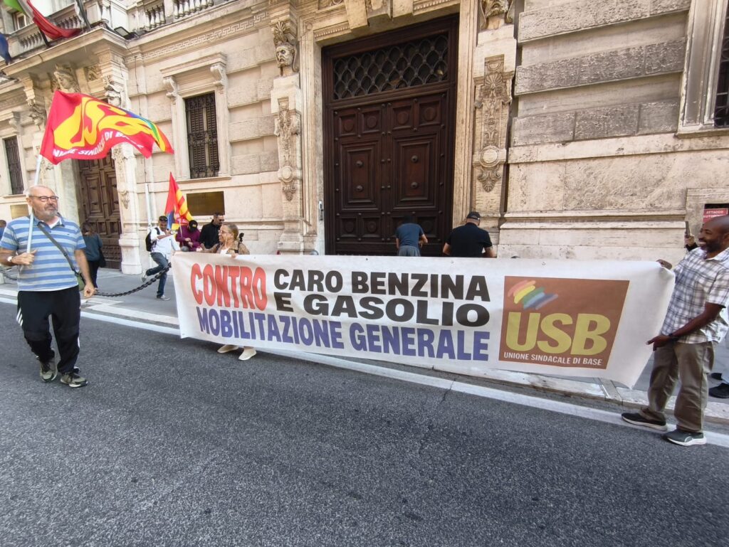 Caro benzina, l’USB scarica letame davanti al portone di Cassa Depositi e Presti