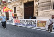 Caro benzina, l’USB scarica letame davanti al portone di Cassa Depositi e Prestiti USB, protesta davanti alla sede di Cassa Deposito e Prestiti: letame davanti al portone di ingresso.