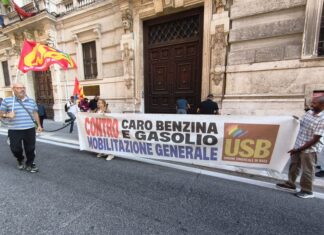 Caro benzina, l’USB scarica letame davanti al portone di Cassa Depositi e Prestiti USB, protesta davanti alla sede di Cassa Deposito e Prestiti: letame davanti al portone di ingresso.