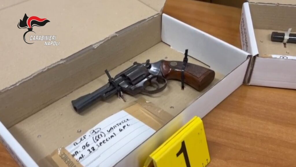 Acerra, quattro pistole, bombe artigianali e droga in casa: arrestato 57enne
