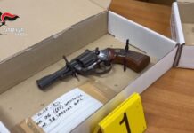 Acerra, quattro pistole, bombe artigianali e droga in casa: arrestato 57enne