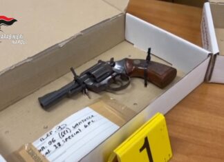 Acerra, quattro pistole, bombe artigianali e droga in casa: arrestato 57enne
