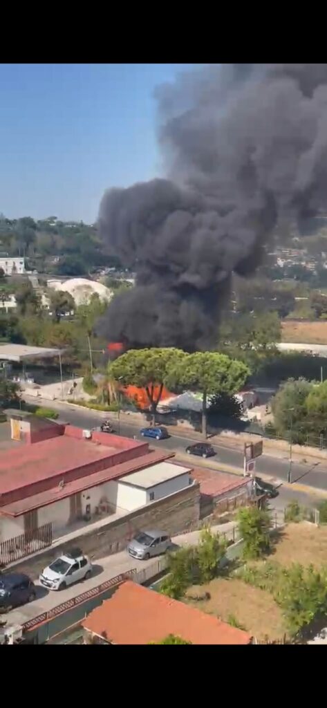 Napoli, va a fuoco l’isola ecologica di Pianura