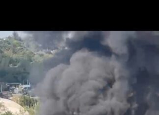 Incendio all’isola ecologica di Pianura, l’Asl ai residenti: “Chiudete le finestre e spegnete la ventilazione”