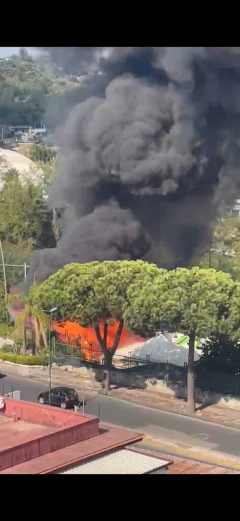 Incendio all’isola ecologica di Pianura, l’Asl ai residenti: “Chiudete le finest