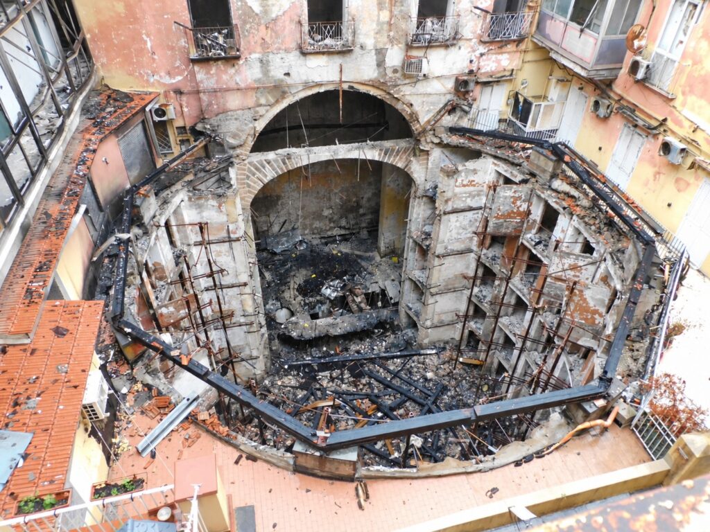 FOTO – Viaggio nell’inferno del Sannazaro otto mesi dopo il rogo: macerie e fami