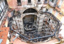 FOTO – Viaggio nell’inferno del Sannazaro otto mesi dopo il rogo: macerie e famiglie ancora fuori casa
