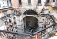 FOTO – Viaggio nell’inferno del Sannazaro otto mesi dopo il rogo: macerie e famiglie ancora fuori casa