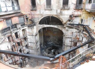 FOTO – Viaggio nell’inferno del Sannazaro otto mesi dopo il rogo: macerie e famiglie ancora fuori casa