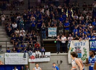 Napoli Basket, la legge del collettivo: Repesa piega Cantù con un parziale devastante Marco Spissu, Napoli Basketball - Mario Triggiani