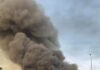 FOTO – Napoli, incendio in un capannone in via Brin: alta colonna di fumo sulla città
