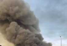 FOTO – Napoli, incendio in un capannone in via Brin: alta colonna di fumo sulla città