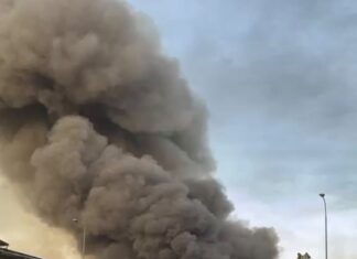 FOTO – Napoli, incendio in un capannone in via Brin: alta colonna di fumo sulla città