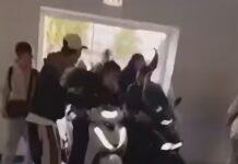 Napoli, motorini nella palestra occupata del liceo Rossini: il video tra clacson e applausi Scooter al Rossini