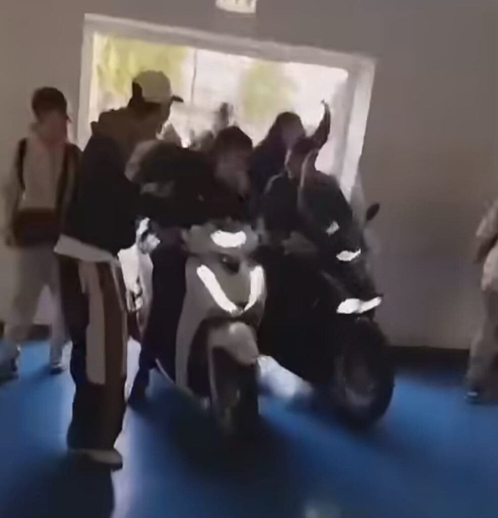 Napoli, motorini nella palestra occupata del liceo Rossini: il video tra clacson