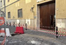 Caserta, voragine davanti alla scuola di 300 bambini. Le suore: “Sbrigatevi o si ferma tutto”