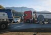 Il caro gasolio paralizza le strade. Gli autotrasportatori: “Stremati” Blocchi per le proteste