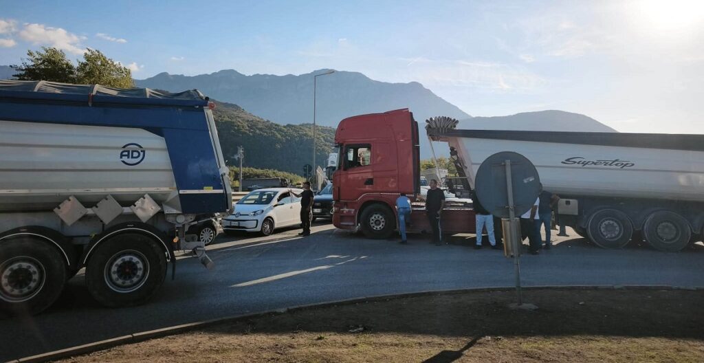 Il caro gasolio paralizza le strade. Gli autotrasportatori: “Stremati”