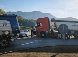 Il caro gasolio paralizza le strade. Gli autotrasportatori: “Stremati” Blocchi per le proteste