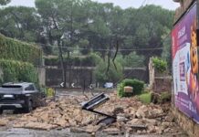 Il maltempo piega Caserta: crolla il muro del Circolo del Tennis in via Laviano Crollo di un muro a Caserta