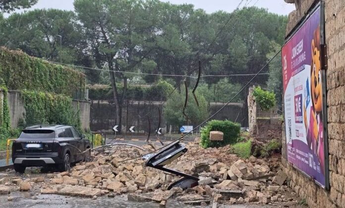 Crollo di un muro a Caserta