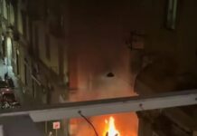 Paura nel cuore del Vasto: quattro veicoli dati alle fiamme. L’ombra del racket della sosta