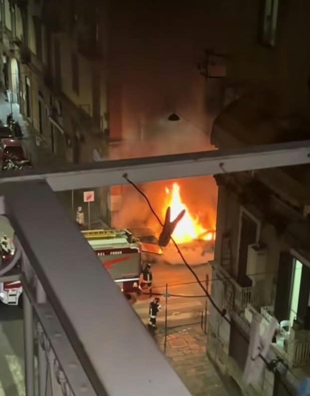 Paura nel cuore del Vasto: quattro veicoli dati alle fiamme. L’ombra del racket 
