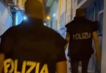Ronde armate nel cuore di Forcella. In due sullo scooter con il kalashnikov Polizia in azione