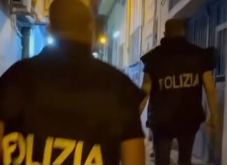 Ronde armate nel cuore di Forcella. In due sullo scooter con il kalashnikov Polizia in azione