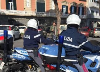 Sequestrata, drogata e violentata a Napoli: caccia al branco vicino alla stazione Polizia alla stazione