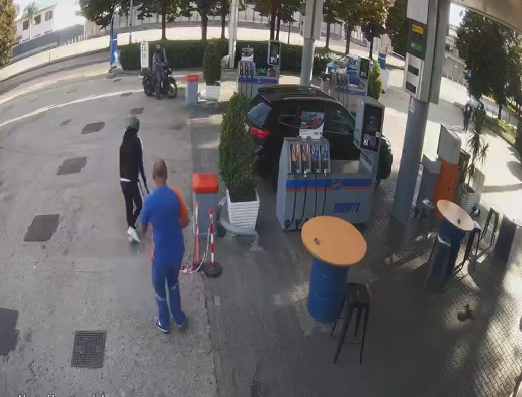 Caccia ai baby rapinatori: feriti 4 agenti. 2 minorenni di Secondigliano insegui