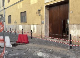 Caserta annaspa nel degrado. Strade sprofondate, voragini, allagamenti e muri crollati: città in affanno, serve una svolta Via Tanucci a Caserta