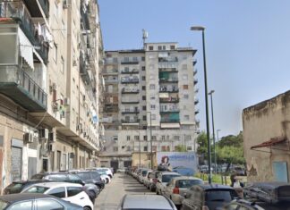 Escalation di violenza giovanile a Napoli: un 14enne accoltellato alle gambe nel quartiere Mercato e un 20enne ferito a Ponticelli